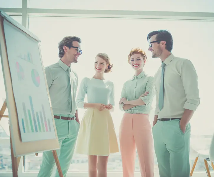 Équipe de travail collaborant autour d'un tableau d'analyses, illustration cas clients Krakn Behavioural